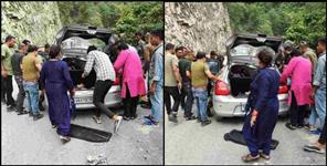 image: Stones fell from the mountain on Rishikesh-Badrinath highway