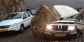image: Boulder fell on Max on Srinagar Rishikesh highway