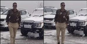 image: Akshay Kumar enjoys snowfall in Mussoorie