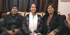 image: Arushi Negi Returned Home After Become Pilot In Pauri
