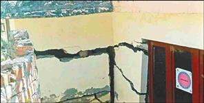image: roof of house subsidence in Joshimath Singhdhar