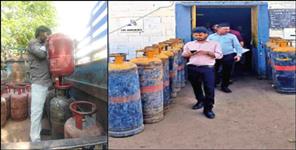 image: Gas Delivery Man Caught Overcharging 2500 per Cylinder in Haldwani