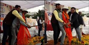 image: A young man reached Harish Rawat stage in Kashipur with a knife