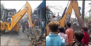 image: People did stone pelting on bulldozers in Roorkee Rampur Chungi