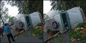 image: Tata Sumo overturns on road in Nainital