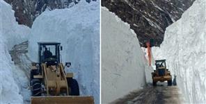 image: Bro starts working to clear snow from Badrinath Dham national highway