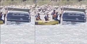image: Truck stuck in the river in Srinagar Garhwal