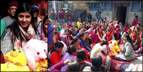 image: Dm swati s bhadauria heared women problems while sitting on carpet