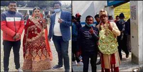 image: Bride went to vote before marriage in Nainital