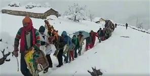 image: Wedding in snowfall uttarakhand