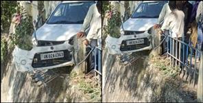 image: Car broke parafit in bageshwar