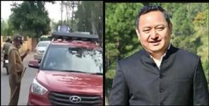 image: Constable stopped DM car in Nainital