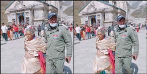 image: Police helps elderly women in Kedarnath