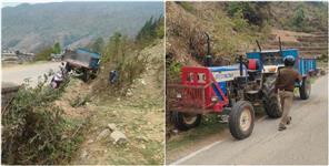 image: A trolley overturned on the road in Almora two youths died