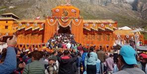 Fifteen People Mobile Confiscated While Making Reels in Badrinath