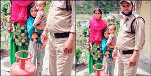 image: Chamoli police helps a little girl provides gas in hills Uttarakhand