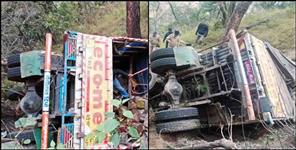 image: Canter Truck vehicle fell in a ditch in Almora