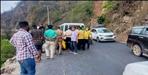 car fell in ditch in kedarnath highway