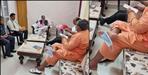 Cabinet Minister Yatiswaranand wore a mask on his leg