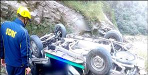 image: Vehicle fell into deep ditch in Chamoli district