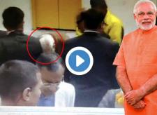 image: Narendra modi refuse to take help for removing shoe-0517