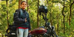 image: Chamoli girl sucheta sati ride bike at khardung la pass